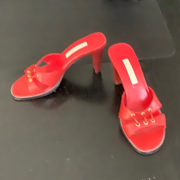 Ann Marino “Elizabeth” flame red three inch heel - Picture 5 of 5